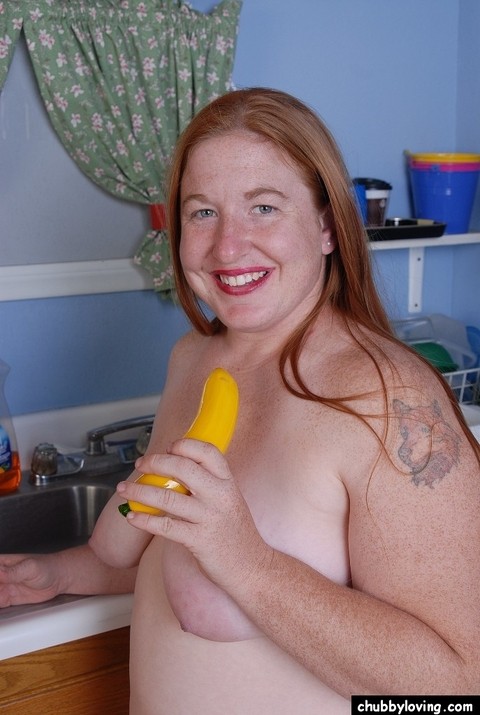 Playful fatty mature Keno is sucking her cute-looking yellow dildo | Фото 15