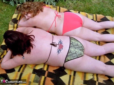 UK amateur Curvy Claire and her lesbian girlfriend remove boobs from bikinis | Фото 6