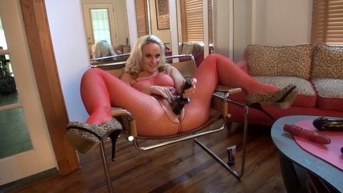 Thick blonde Dee Siren dildo her gaped pussy in a crotchless bodystocking | Фото 11