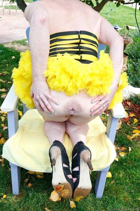 Middle-aged redhead hikes up her bumblebee costume and spreads her cunt lips | Фото 13