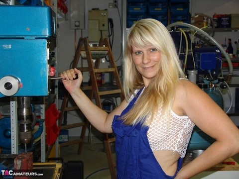 Mature blonde removes her overall before masturbating in workshop | Фото 2