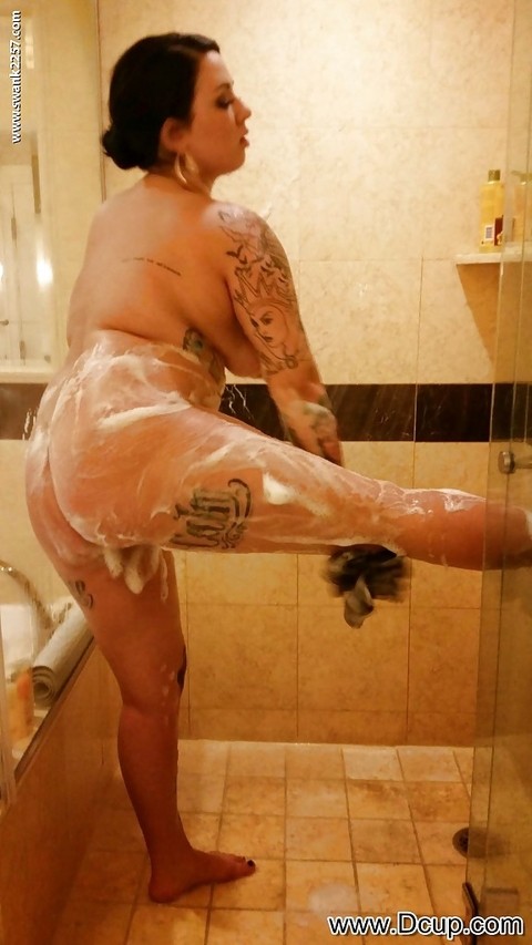 Taking a shower tattooed fatty Brianna Rose plays with her sexy flesh | Фото 7