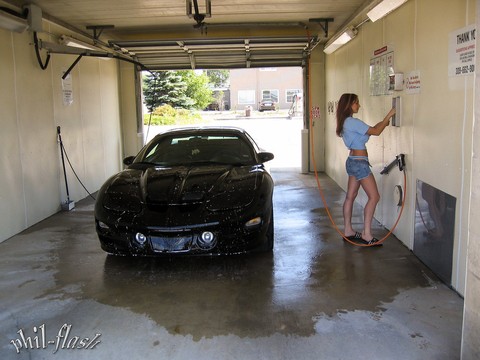 Amateur solo girl Nikki Sims washers her vehicle in cutoff shorts | Фото 1