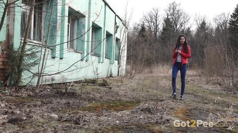 Nice girl Katya wipes her bald pussy after squatting to pee behind a building | Фото 1