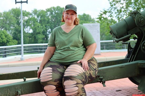 Obese amateur Goddess Pear models for a SFW shoot on an artillery gun in camo | Фото 1