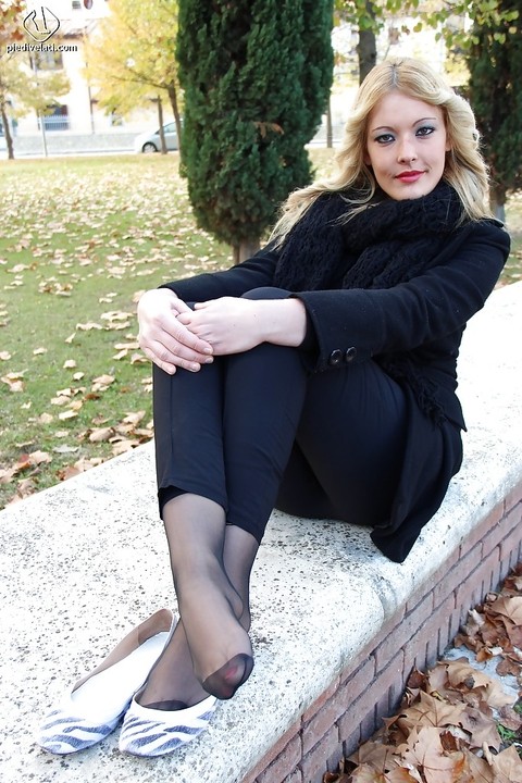 Smooth looking blonde babe Christelle in foot fetish mood outdoor | Фото 14