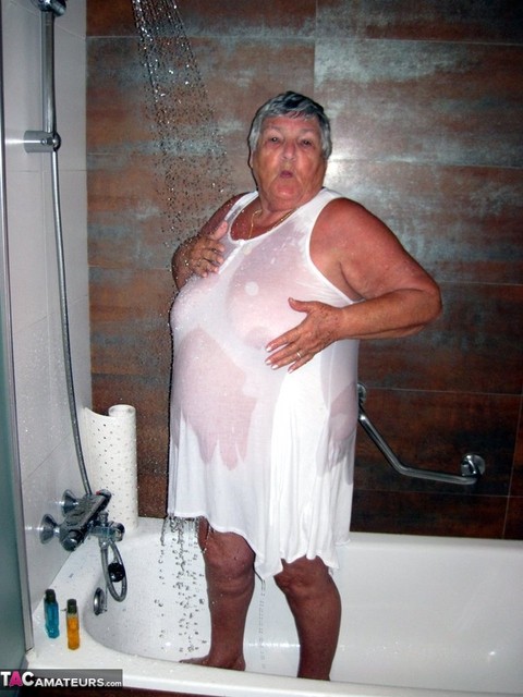 Obese amateur Grandma Libby blow drys her hair after taking a shower | Фото 1