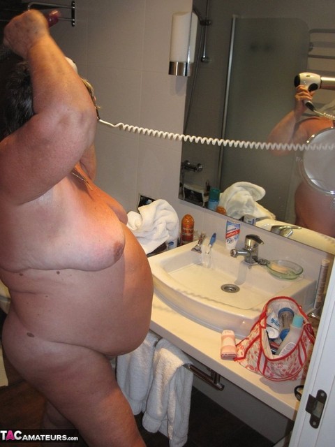 Obese amateur Grandma Libby blow drys her hair after taking a shower | Фото 16