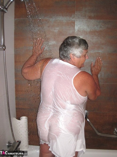 Obese amateur Grandma Libby blow drys her hair after taking a shower | Фото 2