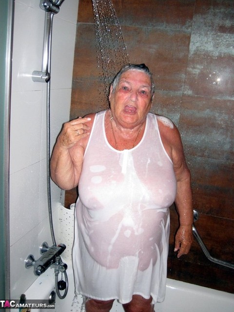 Obese amateur Grandma Libby blow drys her hair after taking a shower | Фото 4