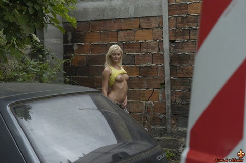 Blonde amateur Lucy uncovers her small boobs while outdoors by a vehicle | Фото 15