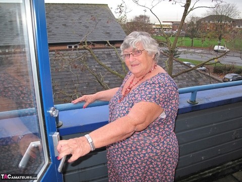 Fat UK nan Grandma Libby bares her tits on a balcony before getting butt naked | Фото 1