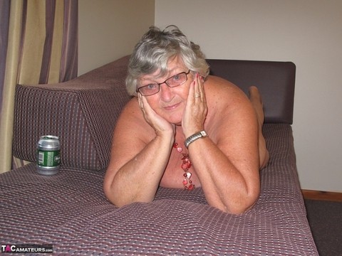 Fat UK nan Grandma Libby bares her tits on a balcony before getting butt naked | Фото 19