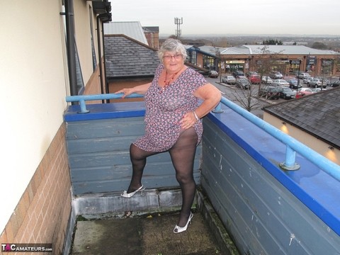 Fat UK nan Grandma Libby bares her tits on a balcony before getting butt naked | Фото 2