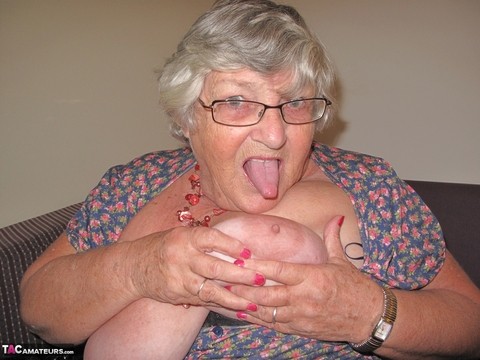 Fat UK nan Grandma Libby bares her tits on a balcony before getting butt naked | Фото 6