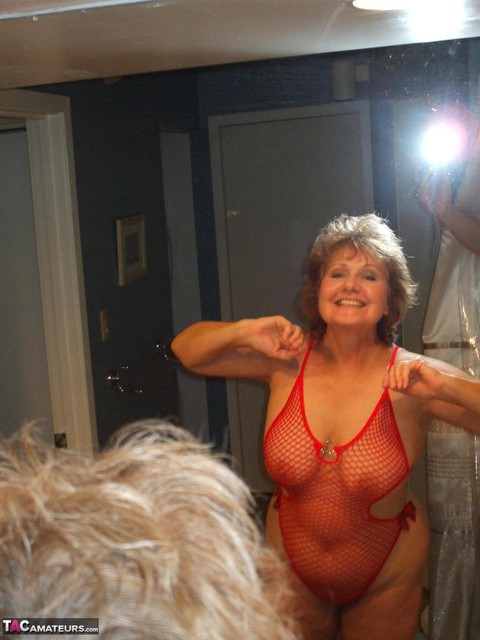 Aged lady Busty Bliss gives the bird wearing see thru lingerie in bathroom | Фото 14