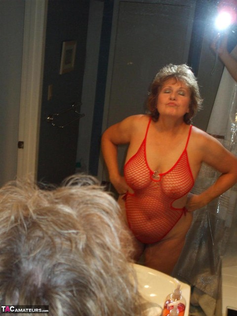 Aged lady Busty Bliss gives the bird wearing see thru lingerie in bathroom | Фото 15