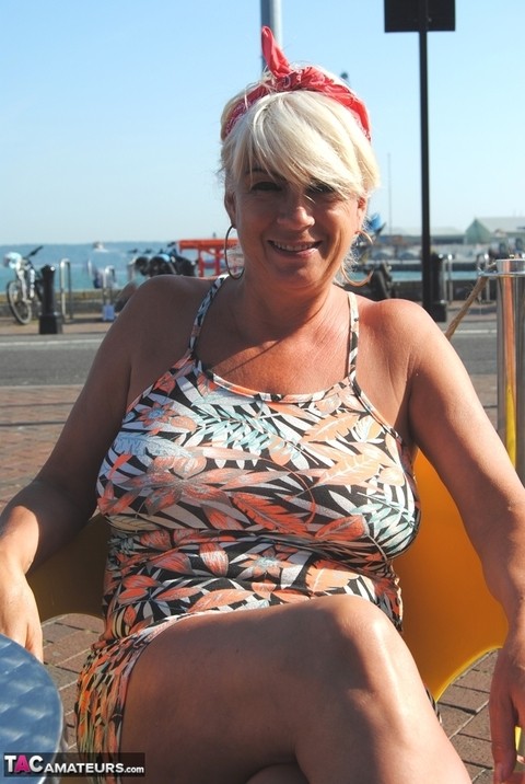 Mature woman Dimonty exposes her big tits and pussy while in public | Фото 7