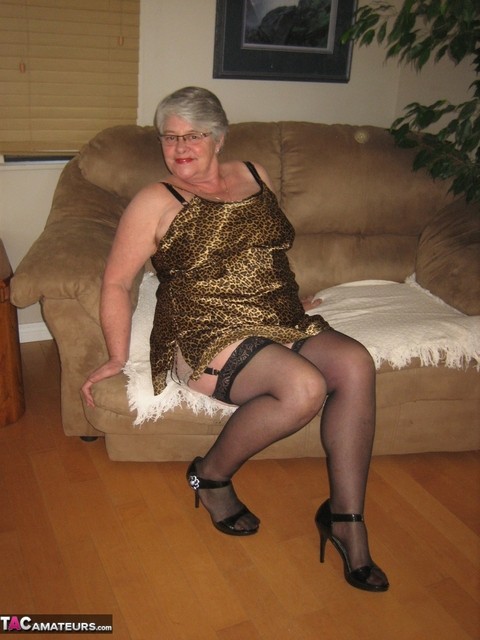 Old amateur Girdle Goddess uncovers her large breasts in hosiery and garters | Фото 5