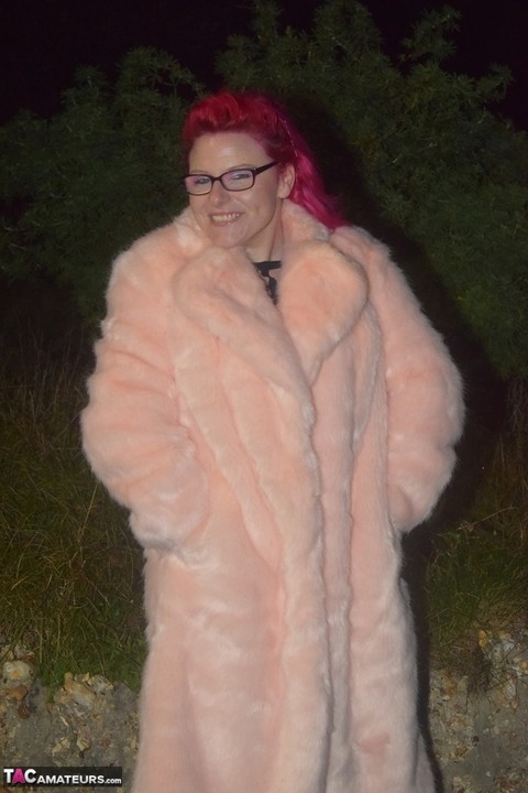 Redheaded amateur Mollie Foxxx flashes at night in a fur coat | Фото 7