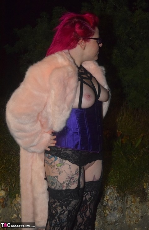 Redheaded amateur Mollie Foxxx flashes at night in a fur coat | Фото 9