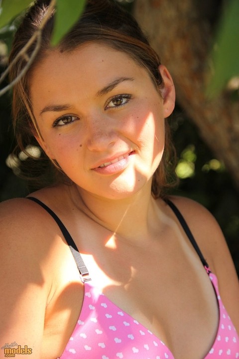 Petite amateur Allie Haze shows her tan lined body in the shade of a tree | Фото 4