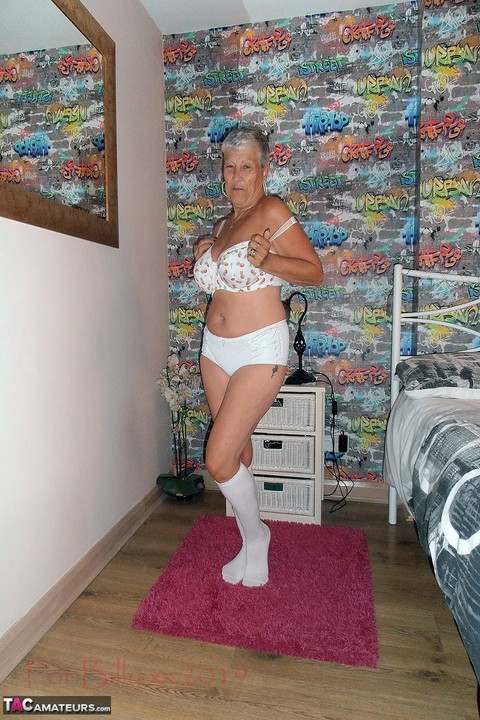 Silver haired granny Savana strips down to white knee socks in her bedroom | Фото 11