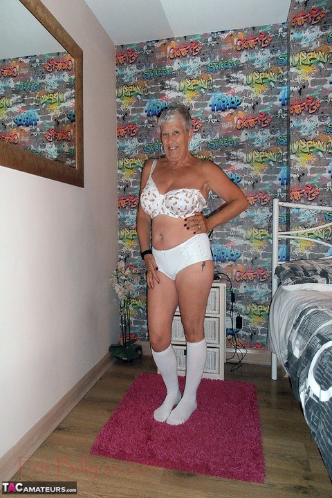 Silver haired granny Savana strips down to white knee socks in her bedroom | Фото 12