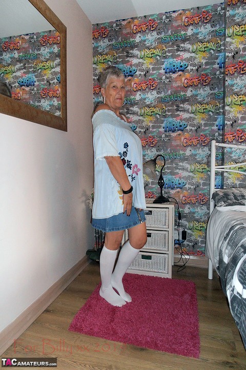 Silver haired granny Savana strips down to white knee socks in her bedroom | Фото 2