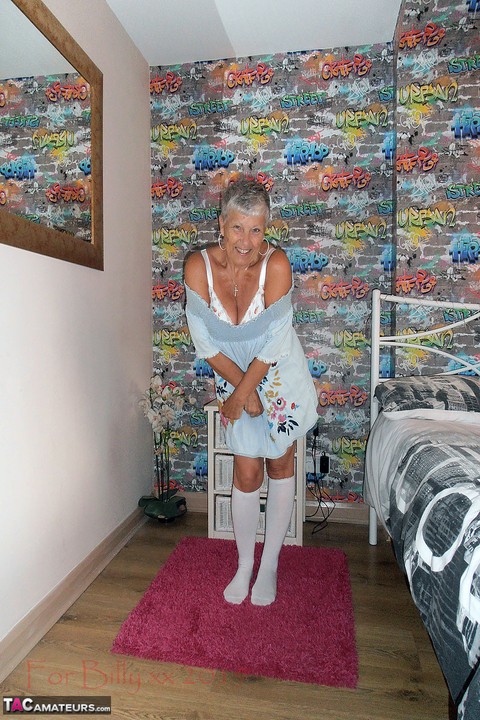 Silver haired granny Savana strips down to white knee socks in her bedroom | Фото 4