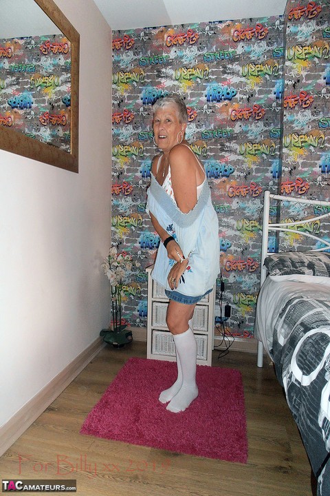 Silver haired granny Savana strips down to white knee socks in her bedroom | Фото 5