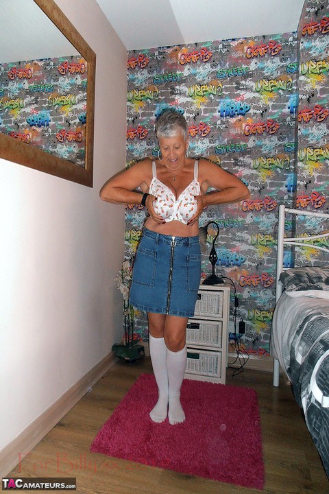 Silver haired granny Savana strips down to white knee socks in her bedroom | Фото 7