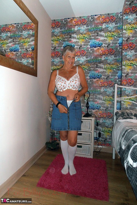 Silver haired granny Savana strips down to white knee socks in her bedroom | Фото 8