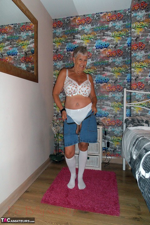 Silver haired granny Savana strips down to white knee socks in her bedroom | Фото 9