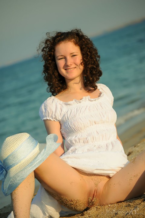 Charming 18-year-old Christina F gets completely naked on a sandy beach | Фото 6