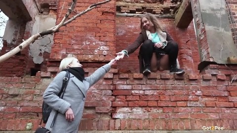 Blonde chick watches her girlfriend from below while she takes a piss | Фото 10