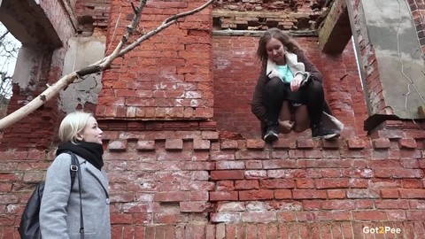 Blonde chick watches her girlfriend from below while she takes a piss | Фото 11