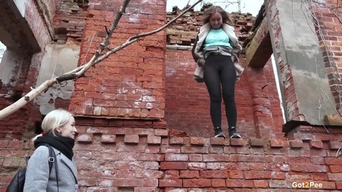 Blonde chick watches her girlfriend from below while she takes a piss | Фото 13