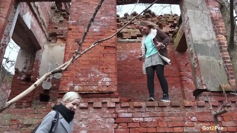 Blonde chick watches her girlfriend from below while she takes a piss | Фото 14