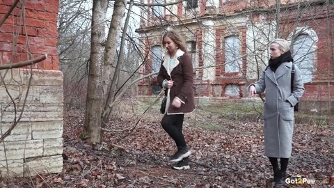 Blonde chick watches her girlfriend from below while she takes a piss | Фото 2