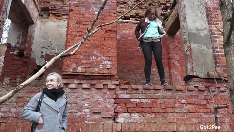 Blonde chick watches her girlfriend from below while she takes a piss | Фото 3