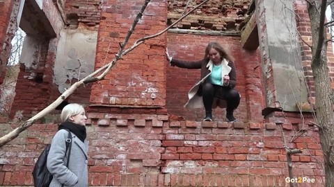 Blonde chick watches her girlfriend from below while she takes a piss | Фото 4