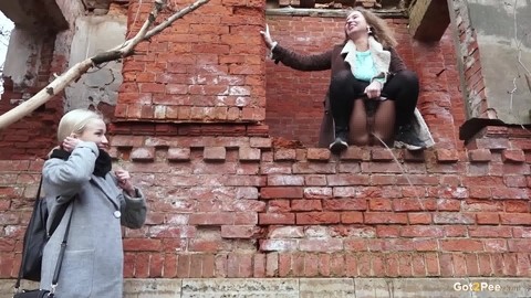 Blonde chick watches her girlfriend from below while she takes a piss | Фото 5