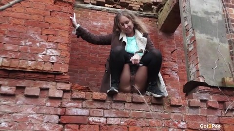 Blonde chick watches her girlfriend from below while she takes a piss | Фото 6