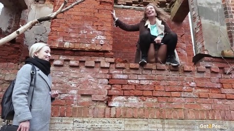 Blonde chick watches her girlfriend from below while she takes a piss | Фото 8