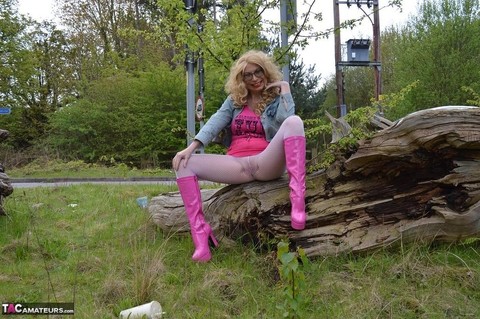 Amateur woman Barby Slut exposes herself at a public park in pink boots | Фото 14