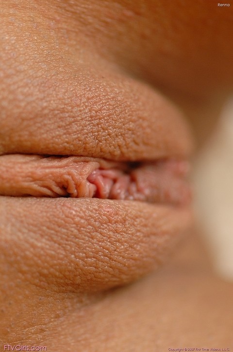 Glamour babe Renna showing her tasty pink pussy in vagina gaping closeups | Фото 21