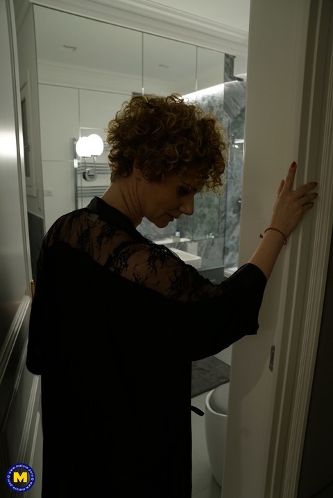 Curly haired housewife Merce washing her big natural tits and mature pussy | Фото 7