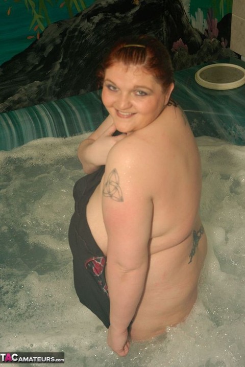 Obese redhead Black Widow AK relaxes in a hot tub while completely naked | Фото 19