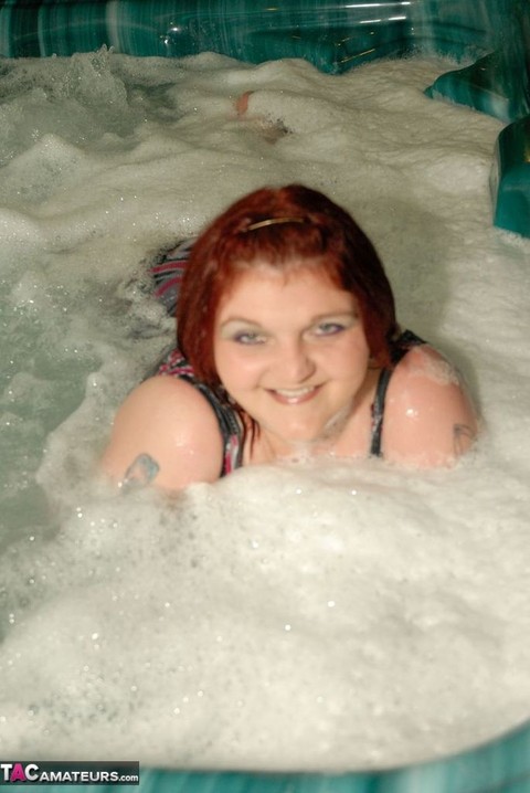 Obese redhead Black Widow AK relaxes in a hot tub while completely naked | Фото 9